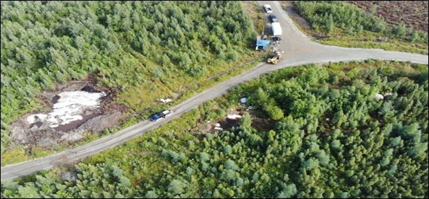 Photo: A view of Outcrop #26 with drill rig (CNW Group/First Energy Metals Limited)