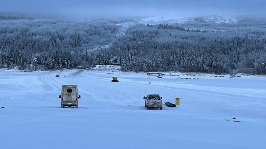 Ice Bridge Crossing over Liard River (CNW Group/NorZinc Ltd.)