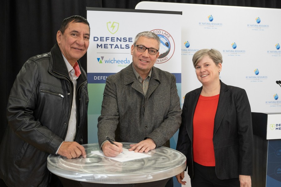 McLeod Lake Indian Band Chief Harley Chingee and Defense Metals CEO Craig Taylor sign Equity and Co-Design Agreement with the Minister of Energy, Mines and Low Carbon Innovation, Josie Osborne. (CNW Group/Defense Metals Corp.)