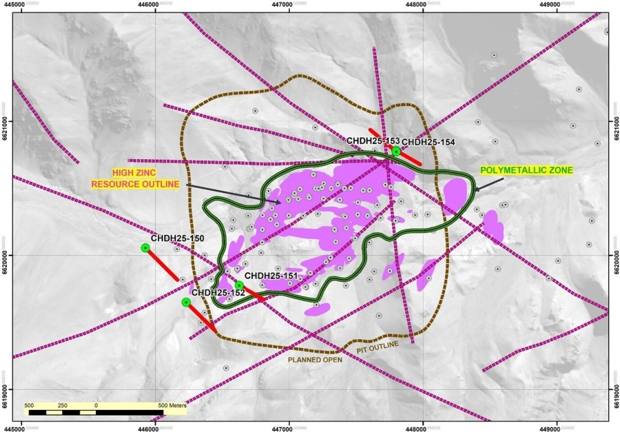 Map 1. Completed drillholes CHDH25-150 through to CHDH25-154 shown relative to the outlines of the estimated High Zn resource (indicated and inferred categories consist of 291 kt contained Zn with grades of 0.72% Zn, 17.6 g/t Ag, 0.13 g/t Au and 0.18% Cu and 616 kt contained Zn with grades of 0.79% Zn, 16.5 g/t Ag, 0.10 g/t Au and 0.21% Cu, respectively) in conjunction with the pit outline employed in the resource estimation. The polymetallic zone is delineated based on drillcore assays and drillcore logging. (CNW Group/Minsud Resources Corp.)