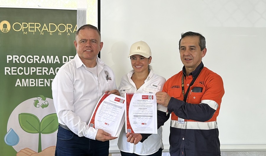 Photo: Left: Juan Carlos Marin, Bureau Veritas (BV), Trade Executive; Middle: Liliana Maria Taborda, Corantioquia Director; Right: Héctor Manuel Meléndez, Soma’s Colombia Country Manager (CNW Group/Soma Gold Corp.)