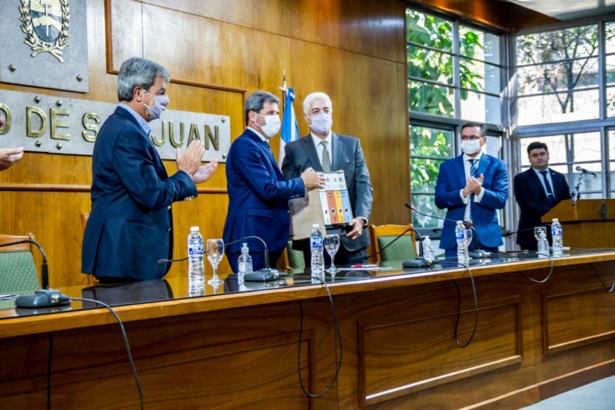 Alfredo Vitaller of Josemaria Resources presents Governor of San Juan, Sergio Unac with the company's Environment, Social Impact Assessment (ESIA). (CNW Group/Josemaria Resources Inc.)