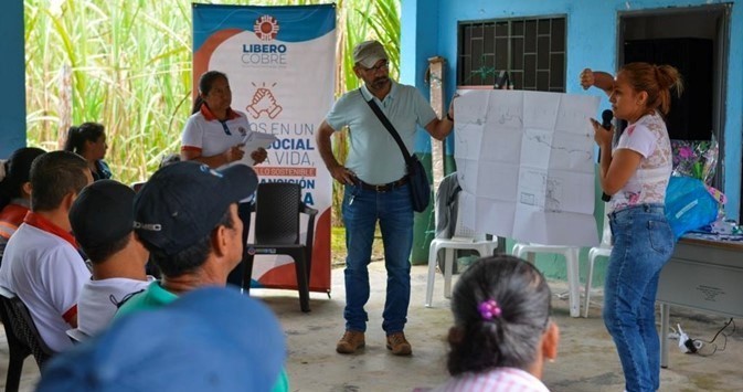 Photo 1 – Community of Montclar in “Good Neighbor” planning workshop (CNW Group/Libero Copper & Gold Corporation.)