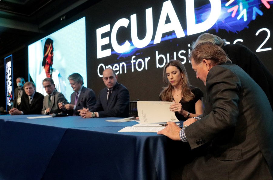 Image 1: Marshall Koval and Guillermo Lasso, President of Ecuador and key foreign investment ministers at the Ecuador Open For Business conference. (CNW Group/Lumina Gold Corp.)