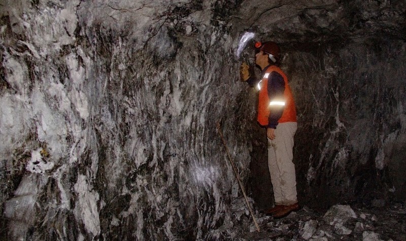 Figure 1: Photograph showing typical quartz vein on the -55 m of la Escarcha. The vein is vertical and comprises quartz vein stringers and slivers of metavolcanic wall rock. (CNW Group/Mantaro Precious Metals Corp.)
