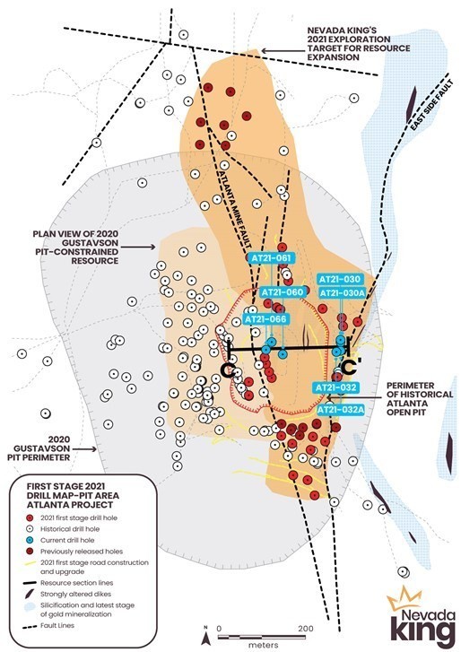 Figure 1. Location of Nevada King’s 2021 RC drill holes relative to historical drill holes and the 2020 Gustavson gold resource zone and pit perimeter. Current historical open pit shown by black hatched line. Drill section C-C’ crosses the center of the historical open pit and ties the higher grade mineralization seen in the Gustavson resource model on the west to the low grade mineralization seen along the eastern pit margin. (CNW Group/Nevada King Gold Corp.)