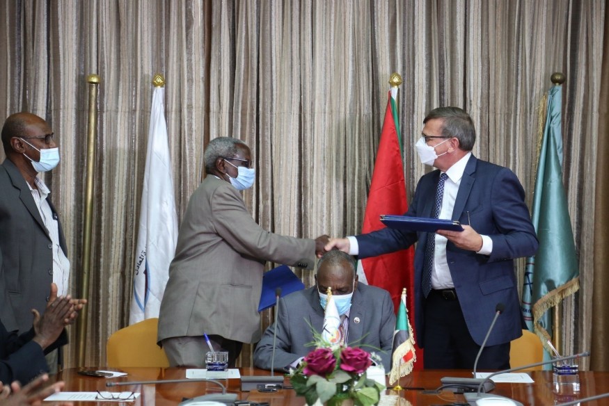 Figure 1 - Official Signing Ceremony for Air Strip Construction at Block 14. From left, Salah Al Hag Dafalla, the General Manager of Aerodrome Engineering Consultancy Company Ltd (AEC), Dr. Mohamed Bashir Abu Numo, Minister of Mines in Sudan and Rick Clark, President & CEO of Orca. (CNW Group/Orca Gold Inc.)